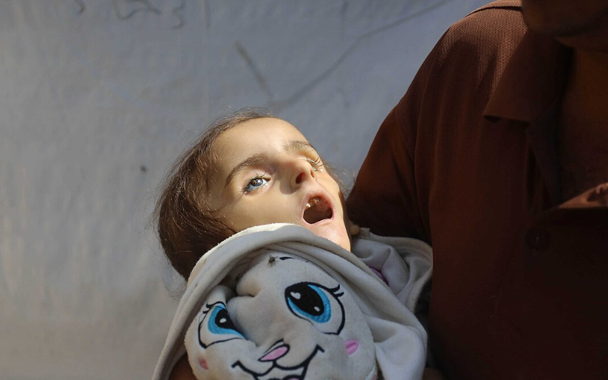 فتاة فلسطينية في المجاعة